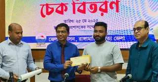 রাঙামাটিতে গণঅভ্যুত্থানে আহত শিক্ষার্থীদের আর্থিক সহায়তার চেক প্রদান